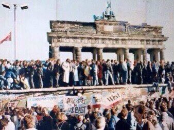 coherence_e's tweet photo. C'était il y a trente-trois ans : Le 9 novembre 1989, jour de la chute du mur de Berlin. 
#MurDeBerlin #BerlinerMauer https://t.co/bJ257a0P6L