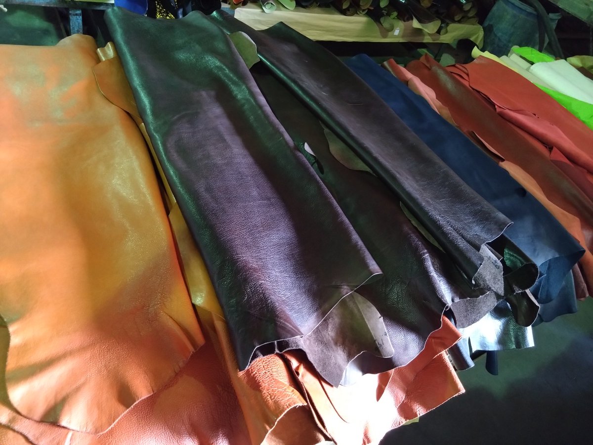leather_paint's tweet photo. 廃業される姫路 アルファレザーさん
仕上の腕はピカイチで特殊な加工も得意とされていました。現在在庫処分として個別に販売を行っているようなので、言ってみたいと言う方は私にDMください。連絡先をお伝えしますm(*_ _)m https://t.co/GTh2xijLeu