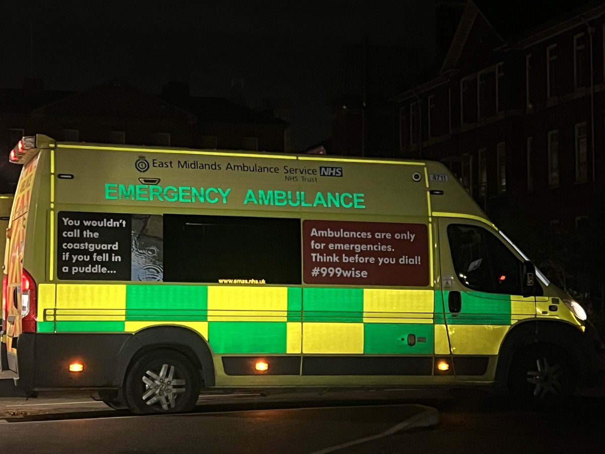 EMAS_TimH's tweet image. #nightshiftlife it’s a full moon too. Not long to go now then some family time to recharge. Some cracking team work over this run of shifts, some very sad incidents too.