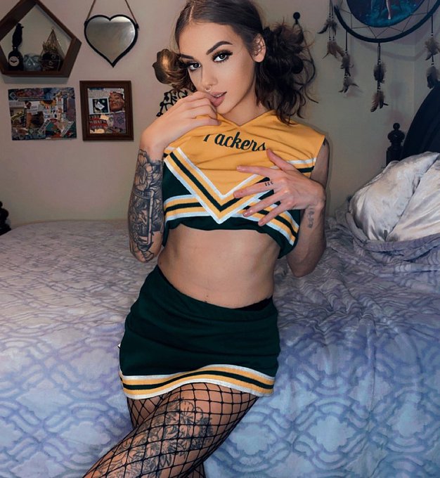 my cheerleading outfit from 10 years ago still fits me and idk if that&rsquo;s sad or hot https://t.co/R14<a href="/tag/newprofilepic"class="tags"><span>#newprofilepic</span></a>