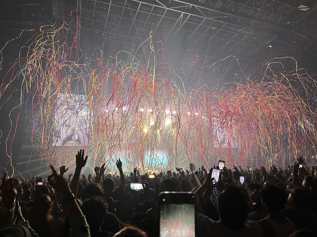 musictrendscol's tweet photo. ⚡️ ¡THE KILLERS! ⚡️

Bandota, showsazo, entra al Top de los mejores conciertos de este año en Colombia 🇨🇴 sin duda alguna 🥹

Si existiera el ‘Premio a mejor front-man’ o algo similar, Brandon Flowers ganaría por mucho. 

¡Í N C R E Í B L E S! 

¿Sintieron como tembló el Coliseo? https://t.co/phjKEjdpnR