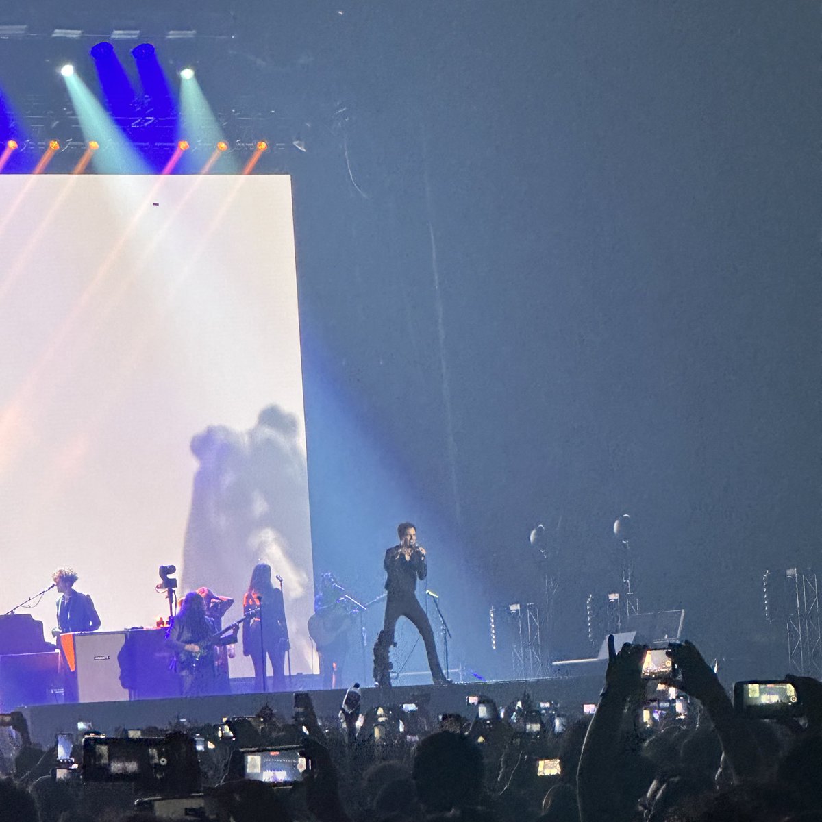 musictrendscol's tweet photo. ⚡️ ¡THE KILLERS! ⚡️

Bandota, showsazo, entra al Top de los mejores conciertos de este año en Colombia 🇨🇴 sin duda alguna 🥹

Si existiera el ‘Premio a mejor front-man’ o algo similar, Brandon Flowers ganaría por mucho. 

¡Í N C R E Í B L E S! 

¿Sintieron como tembló el Coliseo? https://t.co/phjKEjdpnR