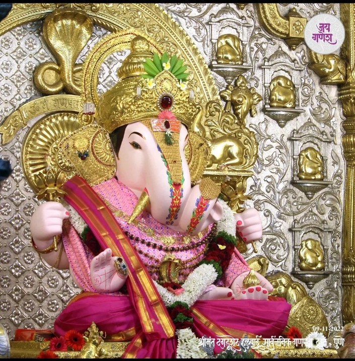 AdityaGehlot13's tweet photo. ॐ नमो विघ्नराजाय, सर्वसौख्य प्रदायिने,
दुष्यारिष्ट विनाशाय पराय परमात्मने,
लंबोदरं महावीर्यं, नागयज्ञोपज्ञोभितम,
अर्धचंद्र धरम देहं विघ्नव्यूह विनाशनम्।

जय श्री गणेश🙏🚩🚩
#जय_हो श्रीमंत #दगडूसेठ हलवाई #गणपति जी महाराज🙏 https://t.co/8V1qFsOc77
