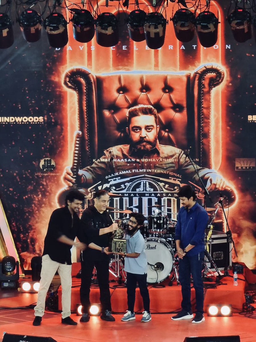 JafferJiky's tweet photo. Love for them &amp; love from them is unconditional ❤️ @ikamalhaasan style le sollanumna anbe sivam ! 
@Dir_Lokesh na 🫂 @Udhaystalin sir 🙏🏼 
@RKFI @redgiant #100daysofvikram https://t.co/3qINfFOczb