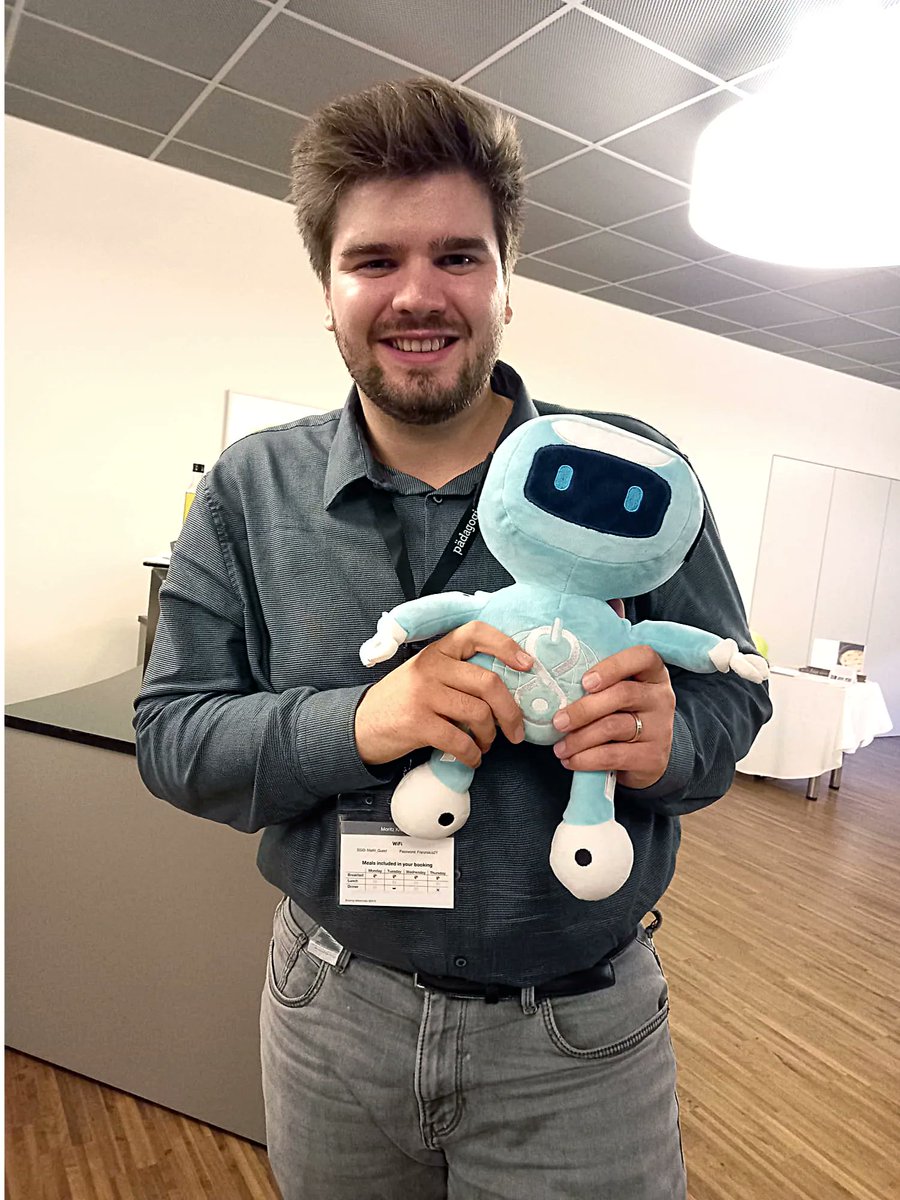 byte_challenge's tweet photo. Moritz Kreinsen @moritzkreinsen, es war Bitsy und der BYTE Challenge eine Ehre, dich auf der #WiPSCE22 zu treffen und sich über #DigitalEducation und #DidaktikDerInformatik auszutauschen! https://t.co/BhDzNeUrr2