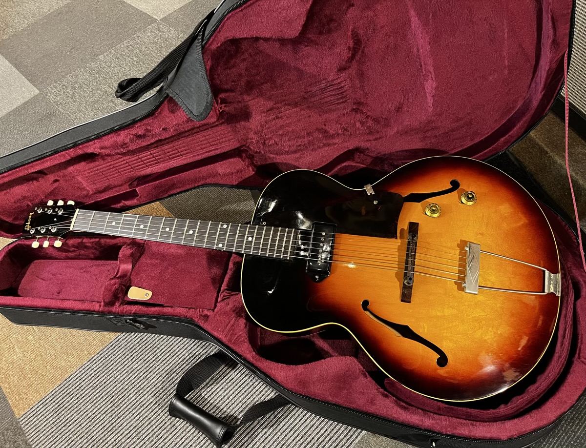 GCLUB_TOKYO's tweet photo. 1959年製Gibson ES-125が入荷しました!
ディープボディで気持ち良く鳴ってくれます。
https://t.co/5iIMDy1q3N
#Gibson #フルアコ #ES125 #1959年 https://t.co/k7kQQRI1ao