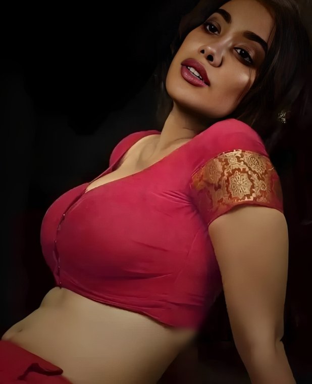 ActressFansPage's tweet photo. Janhvi Kapoor - red open blouse

#lockdown #PakvsNz #JanhviKapoor #Tabu #KareenaKapoor #Karanjohar #BoneyKapoor #KhushiKapoor #Bollywood #actress #IndianOfTheYear #KritiSanon https://t.co/MUJh9srvgU