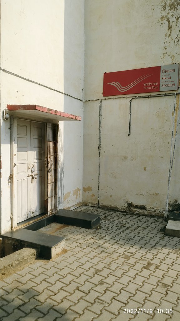 AnilSikrai's tweet photo. ये है सिकराय (दौसा) उपखण्ड का पोस्ट आफिस, यहाँ पर अफसरशाही इस कदर हावी है की आये दिन 10.30- 11.00 बजे तक स्टाफ़ का एक भी सदस्य उपस्थित नहीं रहता, जिसकी वजह से पब्लिक परेशान रहती है! @IndiaPostOffice महोदय बस एक सफाईकर्मी को भेज कर लॉक खुलवा दिया जाता है!! https://t.co/6iLaHI6lEP