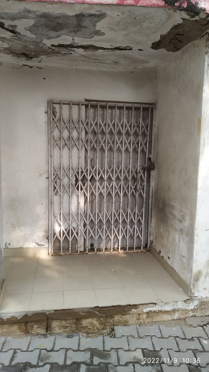 AnilSikrai's tweet photo. ये है सिकराय (दौसा) उपखण्ड का पोस्ट आफिस, यहाँ पर अफसरशाही इस कदर हावी है की आये दिन 10.30- 11.00 बजे तक स्टाफ़ का एक भी सदस्य उपस्थित नहीं रहता, जिसकी वजह से पब्लिक परेशान रहती है! @IndiaPostOffice महोदय बस एक सफाईकर्मी को भेज कर लॉक खुलवा दिया जाता है!! https://t.co/6iLaHI6lEP