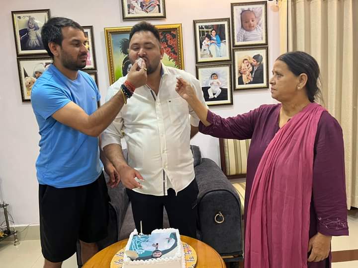 iamppratap's tweet photo. बिहार के सूर्य आदरणीय "श्री तेजस्वी यादव जी" को जन्मदिन की बधाई।
@yadavtejashwi @TejYadav14 @RabriDeviRJD @laluprasadrjd @RJDforIndia @sanjuydv @drsunilsinghmlc @NitishKumar 
@iamppratap https://t.co/Qew2zLSMAs