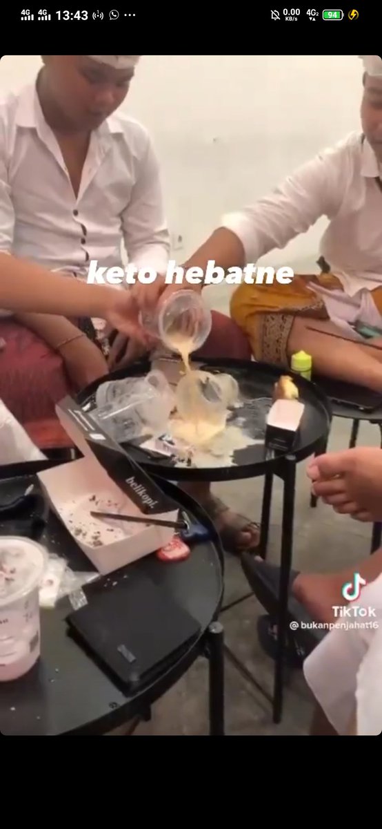 Kalian pada tau video tiktok beberapa pemuda banjar make pakaian adat ke pura lagi nongkrong di cafe tapi sisa minumannya ditumpahin ke meja katanya biar pegawainya kerja?? Info kontaknya mau ta ajak duel, yang kalah mukanya dipake ngepel lapangan renon mumpung becek