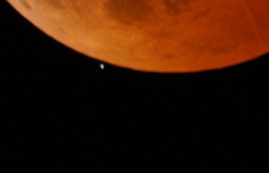 皆既月食撮りました🌒
天王星がボヤッと写りました。

#SONY#これソニーで撮りました#皆既月食#天王星食#sel100400gm#トリミング