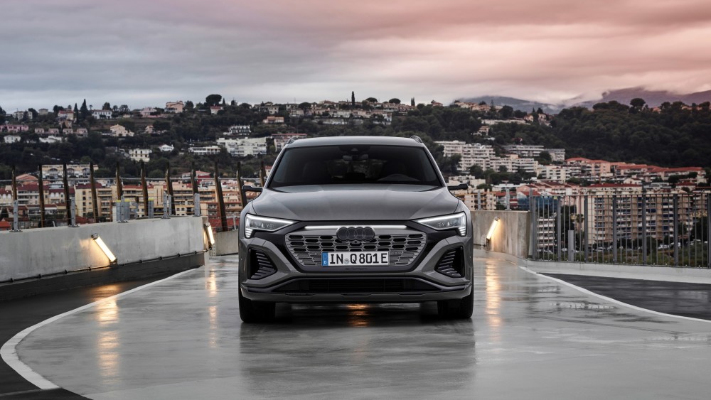 AudiDanmark's tweet photo. Ny Audi Q8 e-tron med øget effektivitet og rækkevidde - afløser Audis første elbil, Audi e-tron https://t.co/NN6K5XsvsU https://t.co/Jdeh4KiRmR