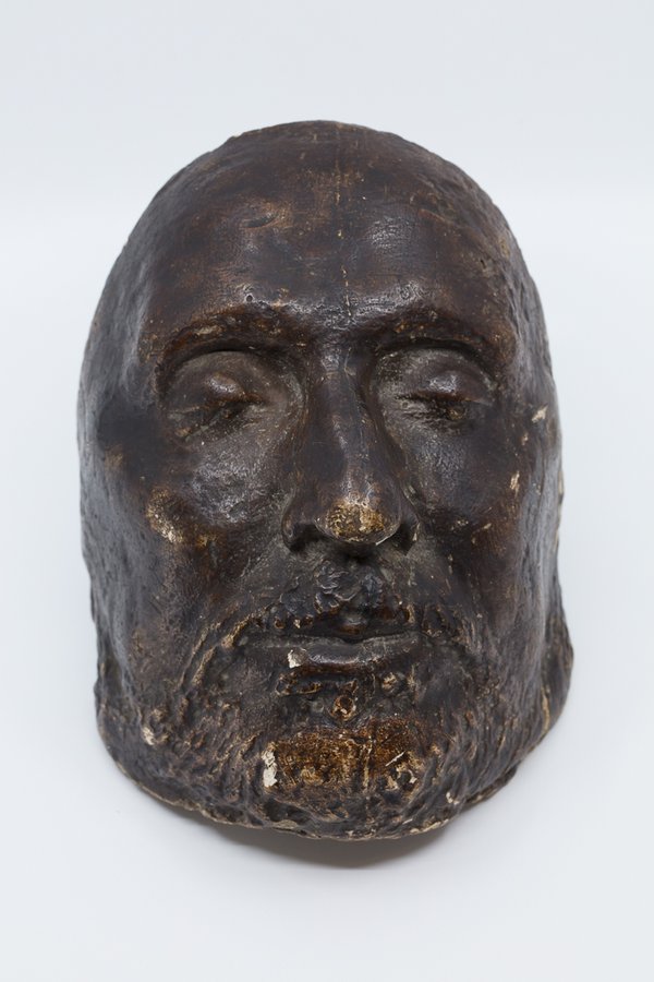 #OnThisDay 9 November 1658 Oliver Cromwell's state funeral was postponed because the elaborate preparations (modelled on that of James I) were incomplete. A 17th century copy of his death mask from our collection. #17thCentury