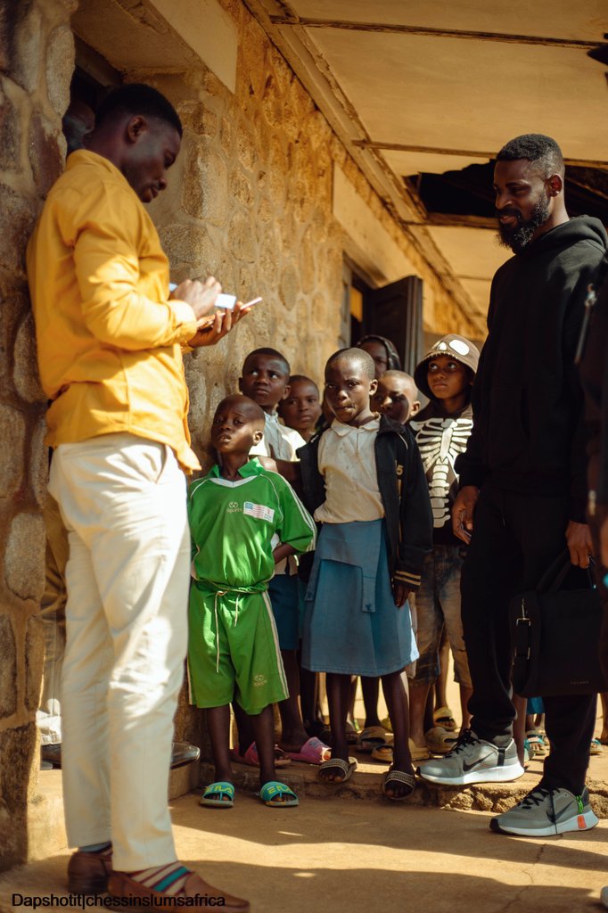 Tunde_OD's tweet image. Found a couple of children hanging outside a school- they were sent out of class for not paying their school fees. I took them back in and paid for all of them.
I used to be that kid 15 years ago😊