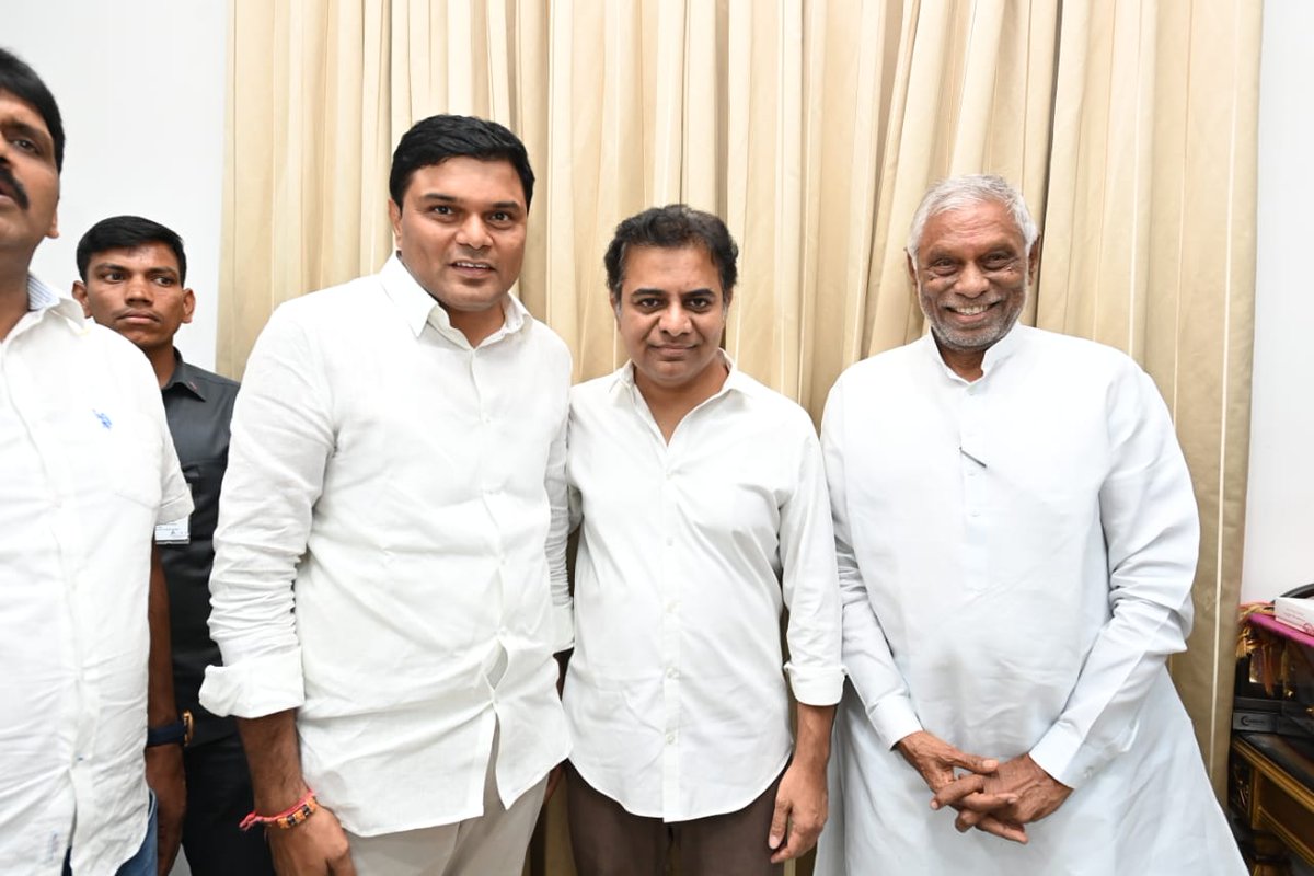 rao_vijith's tweet photo. మునుగోడు ఉపఎన్న���కలో టీఆర్ఎస్ పార్టీ ఘన విజయాన్ని సాధించిన సందర్భంగా టీఆర్ఎస్ వర్కింగ్ ప్రెసిడెంట్, మంత్రి కేటీఆర్ గారిని మర్యాదపూర్వకంగా కలవడం జరిగింది. 

#MunugodeWithTRS #MunugodeBypoll https://t.co/ftpp29st80