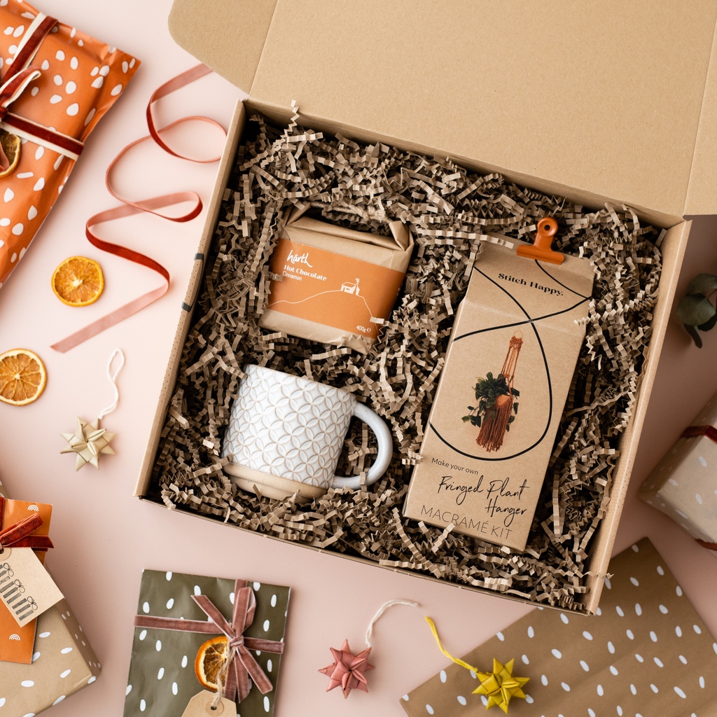 StitchHappy3's tweet photo. Hygge Gifts Boxes!! 🤩
Choose your craft kit, mug design and @HarthChocolate hot chocolate flavour to personalise your Hygge Gift Box.
.
.
.
#curatedgift #curatedgiftbox #craftgiftbox #craftgift #christmascrafts #craftgiftideas #embroiderygift #macramegift #hygge #hyggegifts https://t.co/dmibOSsRu8