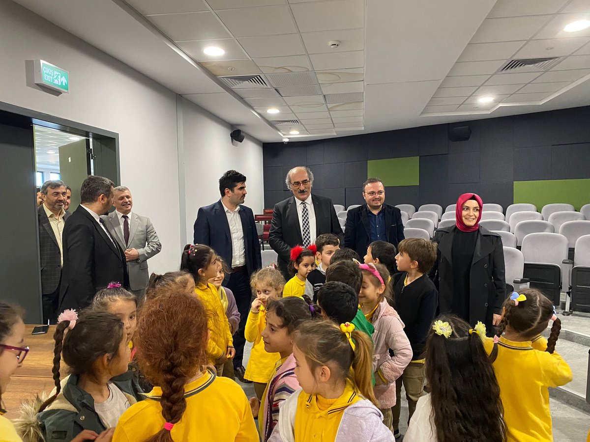 41 kere maşallah. Hafızı Kuran oldular. Hamili Kuran ve Amili Kuran da olurlar inşallah. Hafizalarımızı tebrik ediyorum. Hocalarını ve ailelerini de. Ve sırada Kurana hizmet için bekleyen imam hatipliler…