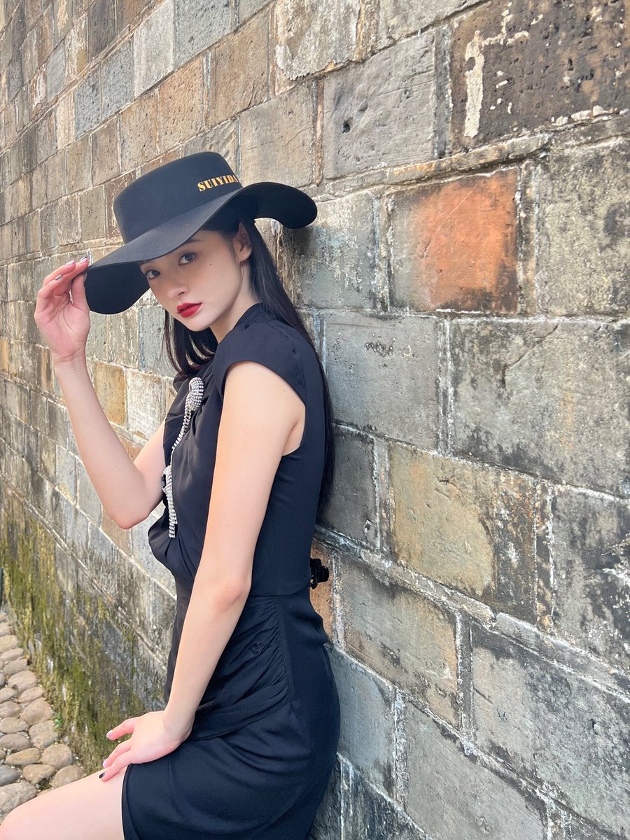 It was flawless from head to toe, as if there were no gaps at all. Even though the majority of the clothing I’m wearing today is black with little to no color, I actually really appreciate this particular look. I give you Jieqiong, like a cold princess. 🗯️👒