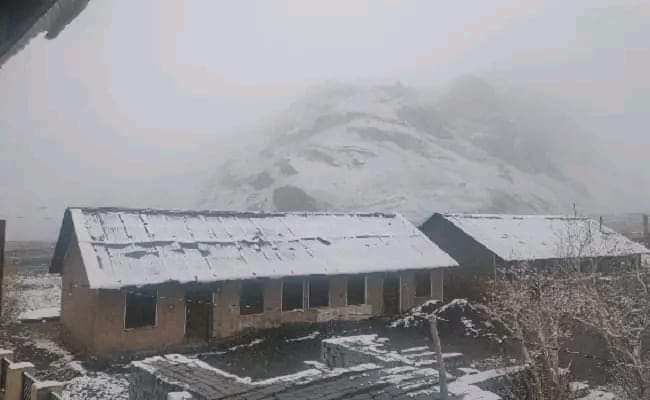 shubhamtorres09's tweet photo. Fresh #Snowfall in #Lossar
Movement of all types of vehicles restricted from Gramphu to Lossar
#Kunzum #Spiti https://t.co/9zvZ0EYlvX