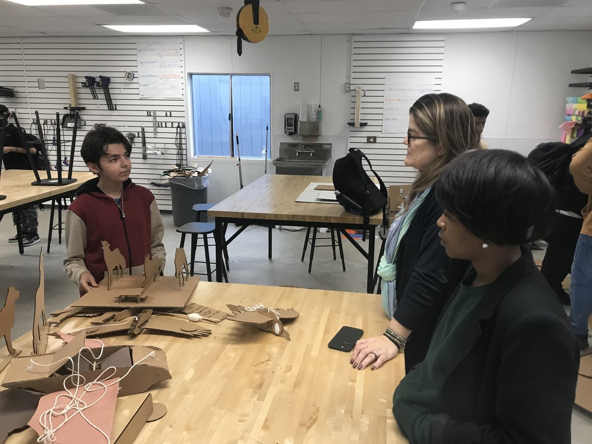 juliacruzf's tweet photo. @BostoniaHigh Lobos presented design projects, elevator pitches and resumes to @akrebecca & @_VictoriaJA. I love it when @Getting_Smart comes to visit @CajonValleyUSD ๐บ๐#youbelongcv
#alwaysalobo
#lobosinvestigate
#cvwow https://t.co/7KvMibtowD