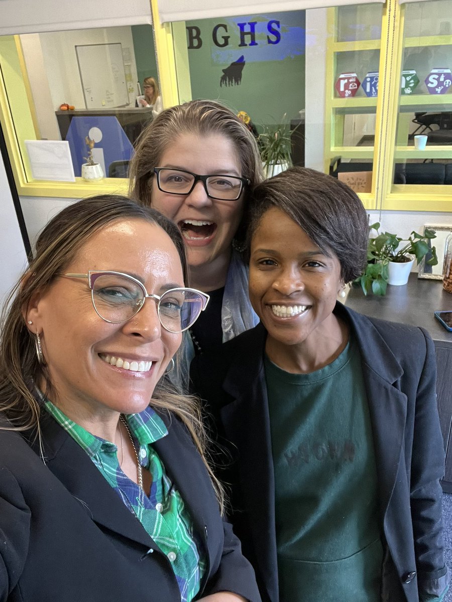 juliacruzf's tweet photo. @BostoniaHigh Lobos presented design projects, elevator pitches and resumes to @akrebecca & @_VictoriaJA. I love it when @Getting_Smart comes to visit @CajonValleyUSD ๐บ๐#youbelongcv
#alwaysalobo
#lobosinvestigate
#cvwow https://t.co/7KvMibtowD