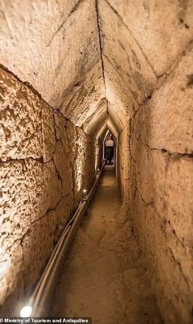 amelpodcast's tweet photo. Un equipo de arqueólogos descubre un túnel que lleva hasta el lugar en el que se cree que fue enterrada Cleopatra 👂🏾 https://t.co/YXAS8qMnIN https://t.co/aJ93sacwMs