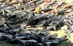 ሰበር!!
የህወሓት ታጣቂዎች ትጥቅ መፍታት ጀመሩ!!
በማይጠምሪና አካባቢው መሽገው የነበሩ ከ500 በላይ የሚሆኑ የህወሓት ታጣቂዎች የሰላም ስምምነቱን ተከትሎ ትጥቃቸውን በፈቃዳቸው ለአካባቢው አስተዳደር በማስረከብ ወደ ጊዜያዊ ካምፕ እየገቡ ይገኛሉ።