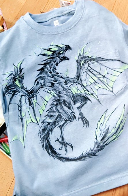 イオンで買ってきた息子のTシャツにお絵描きした。 