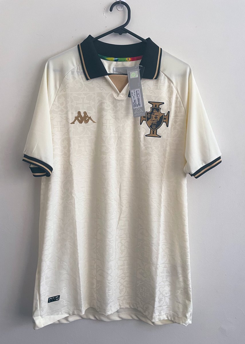 throwbackkits's tweet photo. 🚨 NEW SHIRT ALERT 🚨

VASCO DA GAMA 2022/23 Third

Here it is, the big one! My favourite shirt of 2022/23 and what a stunner. Twitter does not do it justice but Kappa have smashed it once again, Venezia style. From the white &amp; gold to the re-imagined crest, 10/10.

#VascoDaGama https://t.co/3lEsr8XXbS