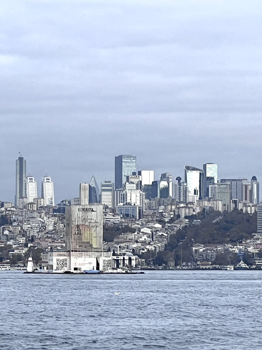 Kız Kulesi hangi dönemdeki haline göre restore edilsin tartışmasına yeni bir bakış açısı getiriyorum. Bence böyle kalsın. Zamanın ruhuna uyumlu.