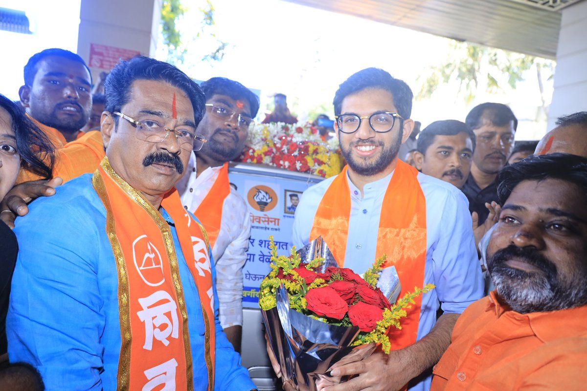 AUThackeray's tweet photo. 'शेतकरी संवाद' यात्रेदरम्यान आज सोलापूर शहरात शिवसैनिकांनी भेटून स्वागत केले. त्यांच्या सदिच्छा घेऊन पुढील दौऱ्यास प्रारंभ केला. https://t.co/fYD9QxHZrH