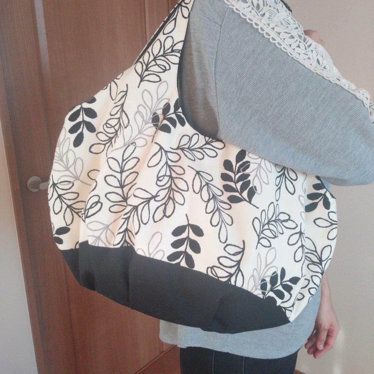 HandmadeKanon's tweet photo. 肩にかけれる
コロンとしたバッグ👜
#ハンドメイドバッグ #ハンドメイドエコバッグ #ハンドメイド好きな人と��ながりたい #ハンドメイド記録 #ハンドメイド好きな人とつながりたい #ハンドメイド作家 #ハンドメイド好きさんと繋がりたい #ハンドメイド布小物 #ハンドメイドイベント https://t.co/1vl8W2goQ0