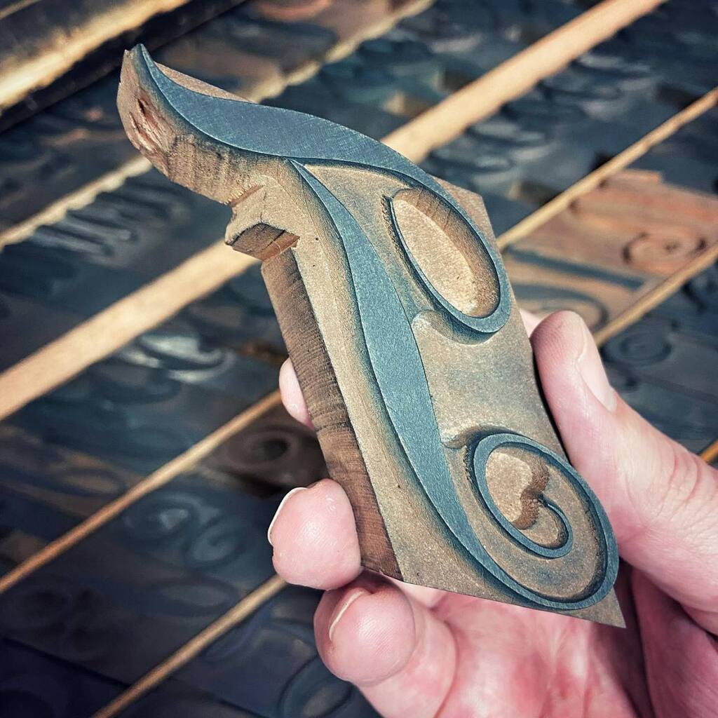 Letter_Library's tweet photo. Kerned script T. #woodtype #letterpress #letterlibrary https://t.co/VekKfREHZO