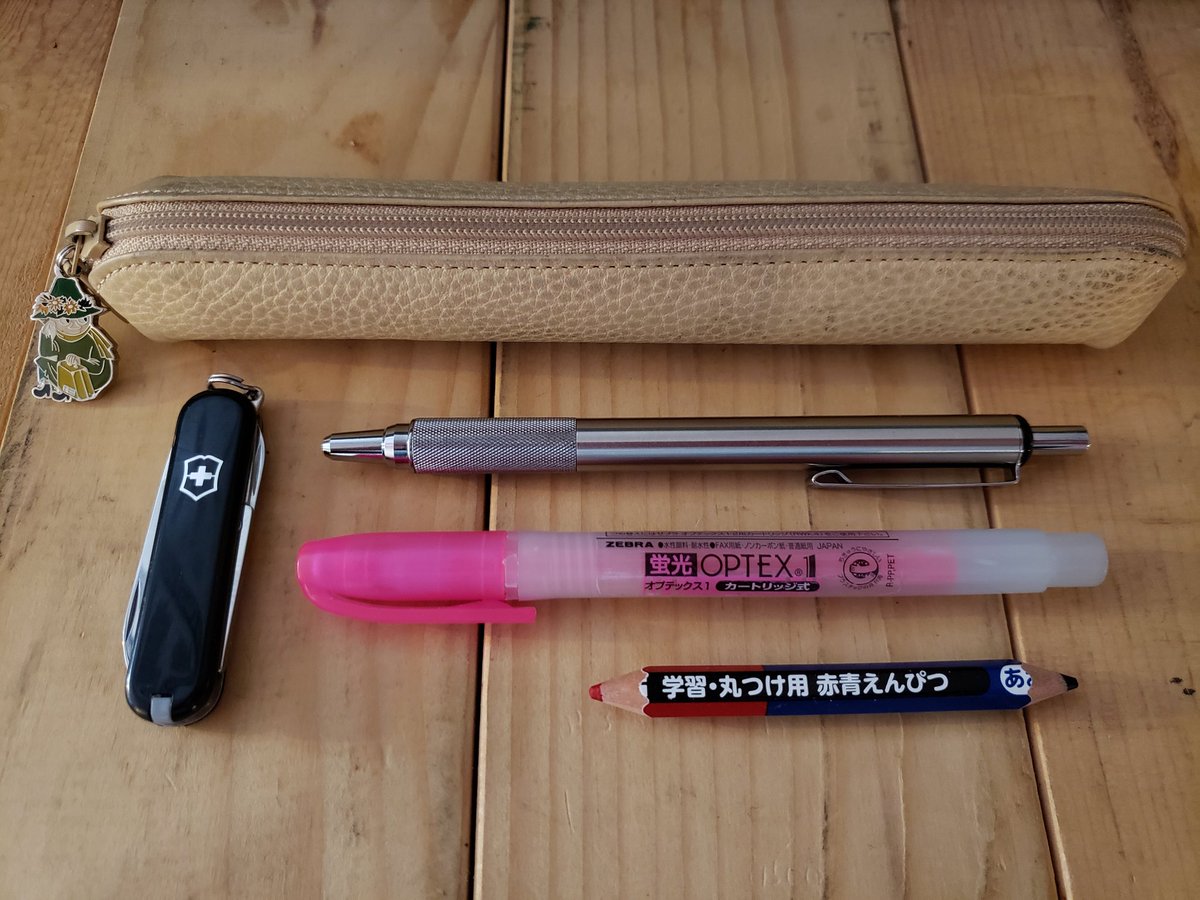 wanderingzenmai's tweet photo. 2本持ちが面倒臭くなってきた時に「加圧式があるじゃない!」と閃いた。
ミルスペックなF-701軸にパワータンクの芯を換装。辿り着いてしまった感じ。
#筆箱紹介 #一軍筆箱 #文房具好き
#筆箱の中身 #ペンケースの中身
#ゼブラ #ZEBRA #F701
#オプテックス #赤青鉛筆
#ビクトリノックス #僕の私のEDC https://t.co/bWWadDj2Mh