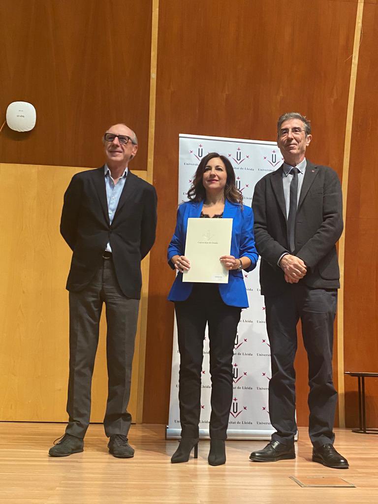DoctoratUdL's tweet photo. 📸Directors de tesi i els doctors distingits amb el Premi extraordinari de doctorat, entregat  pel  Rector de la @UdL_info @JaumePuy L’Enhorabona a tots 🎊🎊🎊 https://t.co/z5jKuZgPQQ