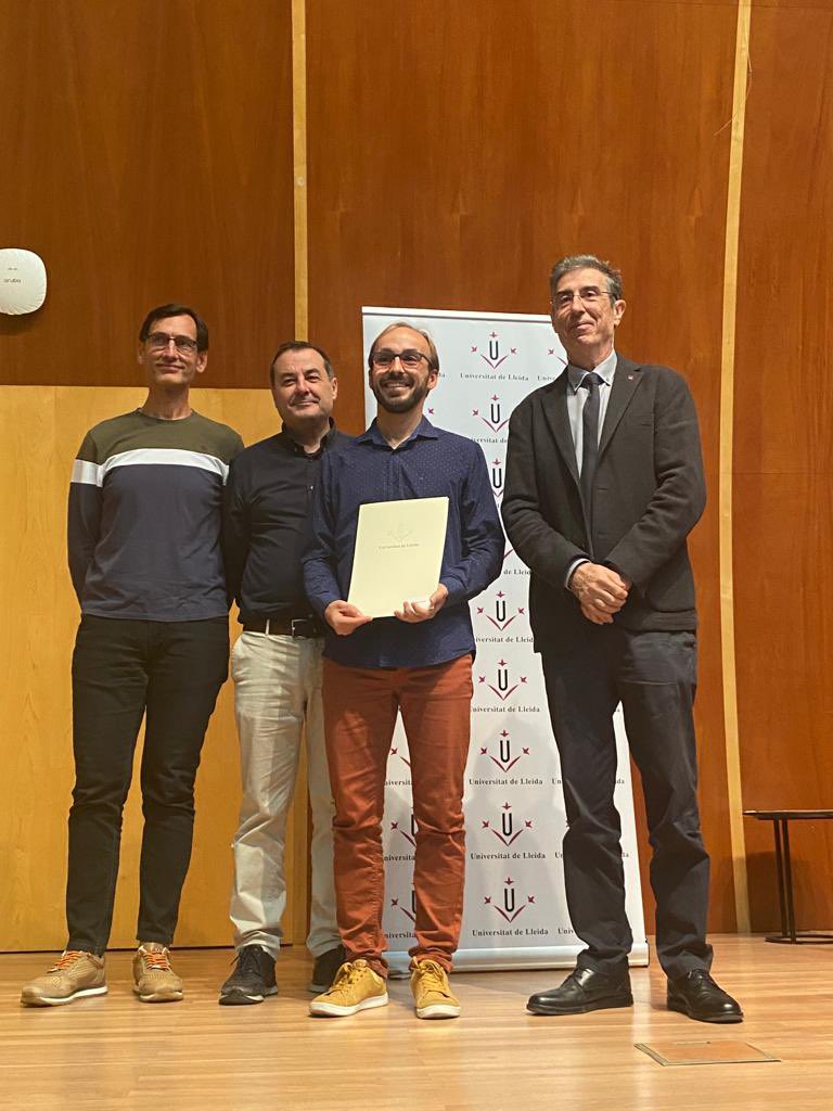 DoctoratUdL's tweet photo. 📸Directors de tesi i els doctors distingits amb el Premi extraordinari de doctorat, entregat  pel  Rector de la @UdL_info @JaumePuy L’Enhorabona a tots 🎊🎊🎊 https://t.co/z5jKuZgPQQ