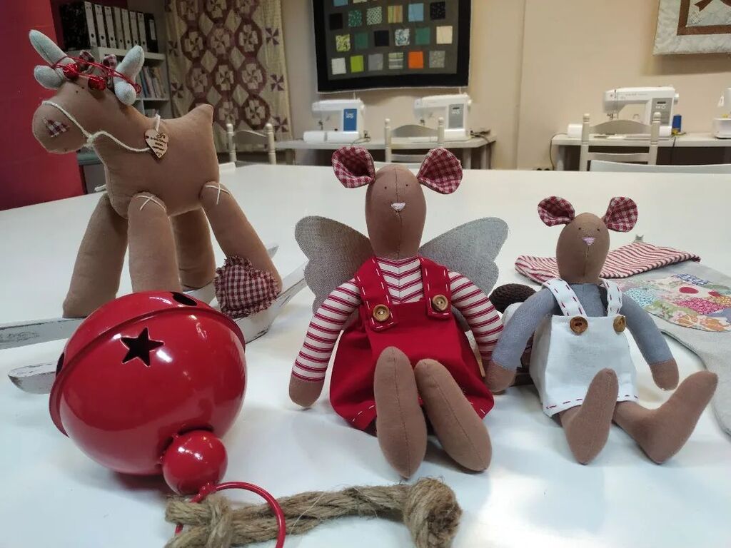 Vilabors's tweet photo. Preparándonos para la Navidad🎄🎅🔔❄
. 
. 
. 
. 
#patchworkshop #patchwork #costuracreativa #tilda #tildamania #tildastyle #tildaworld #tildatoys #tildafabric #tildachristmas #christmas #navidad #nadal #natale #reno #ratolins #angel #vilafrancadelpenede… https://t.co/3rnmDGr8EU https://t.co/NbAZf4Aq7g