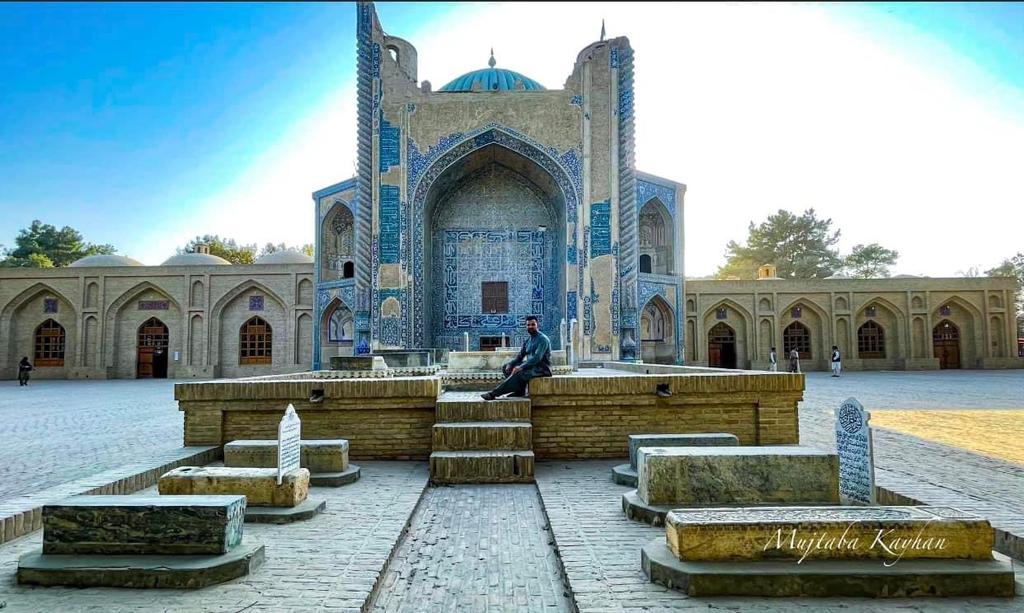 AfghanMirrorHD's tweet photo. Rabia Balkhi Tomb, Balkh province 
📸 @mujtabaKayhan3 https://t.co/yBznhmfA10