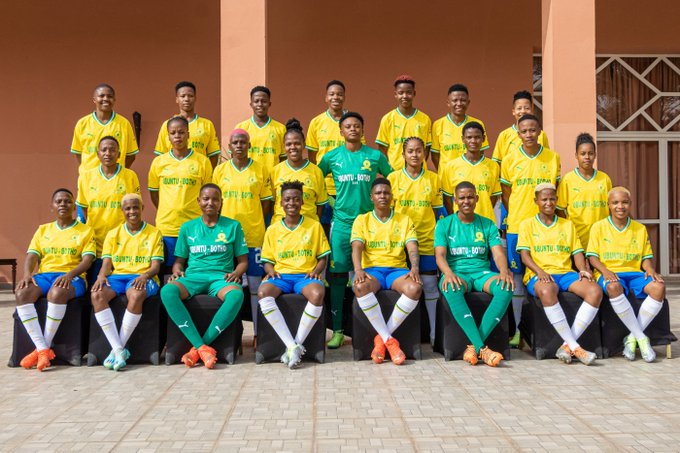 iDiskiTimes's tweet image. 🌍 𝗙𝗜𝗚𝗛𝗧𝗜𝗡𝗚 𝗙𝗢𝗥 𝗧𝗛𝗘 𝗙𝗜𝗡𝗔𝗟  ‼️

Mamelodi Sundowns take on Simba Queens in the #CAFWCL semi-final today. The winner advances to the final... 💪

𝗥𝗧 𝘁𝗵𝗶𝘀 𝘁𝘄𝗲𝗲𝘁 to wish @SundownsLadies good luck. 

Let's get behind our queens! 🙏