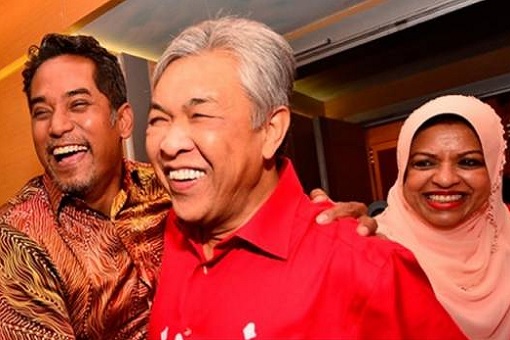 financetwitting's tweet photo. A Vote For Khairy Is Still A Vote For #Gangster Zahid To Become Next PM - Poor #Najib Might Not Get Royal Pardon After All - https://t.co/qEk5ImcuKc #UMNOscam #GeneralElection2022 #PRU15 #GE15 #UndiBanjir #Undi18 #BarisanNasional #Corruption #Scandal #1MDB #SCAM #Crooks #Banjir https://t.co/HKPv5FOSyY