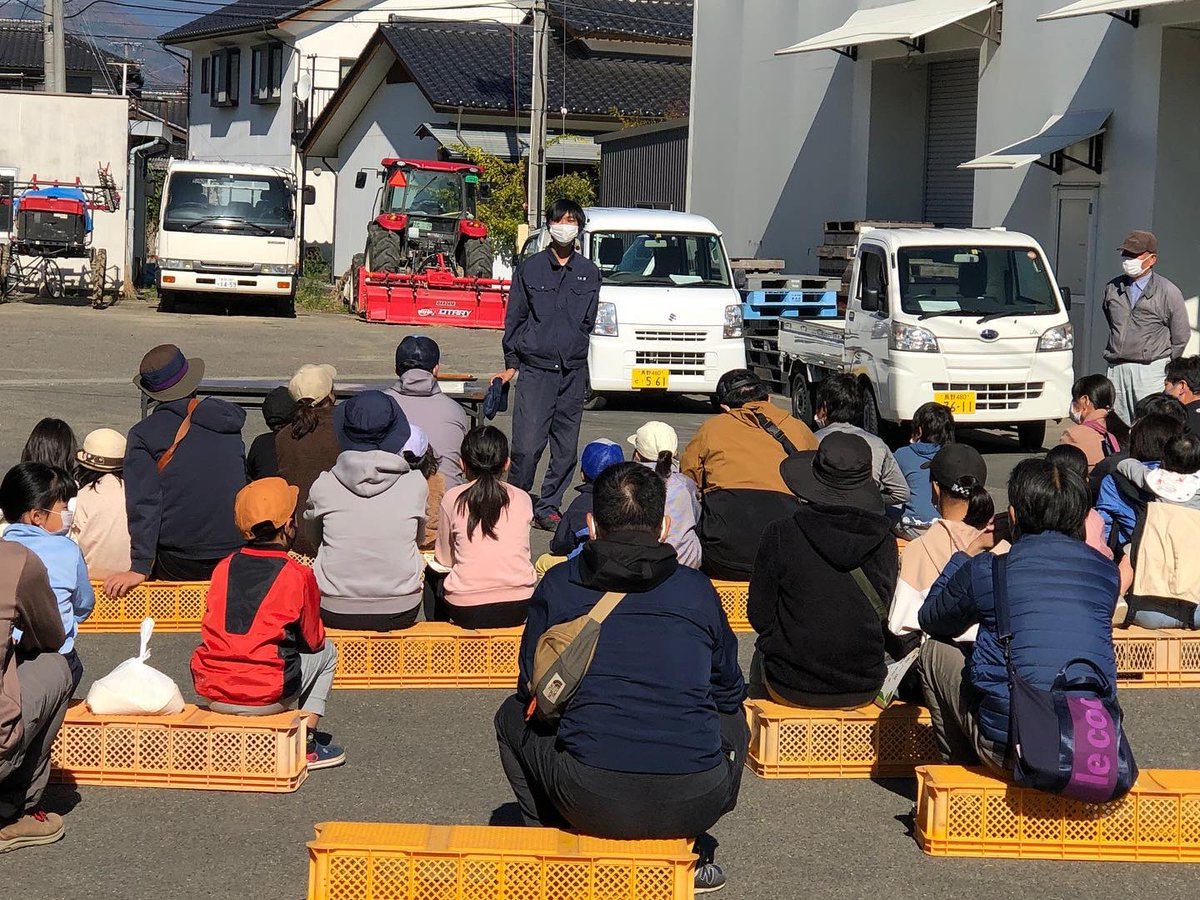 sarano_official's tweet photo. 11月5日(土) JAグリーン長野様と連携して行なっている「親子ふれあい農業塾」に、3年アグリネットワークコースの生徒が参加してきました！
農業塾では、年間を通してさまざまな作物の栽培や収穫体験を、地域の子どもたちと一緒に行なっています。 https://t.co/tDc3SidPSp