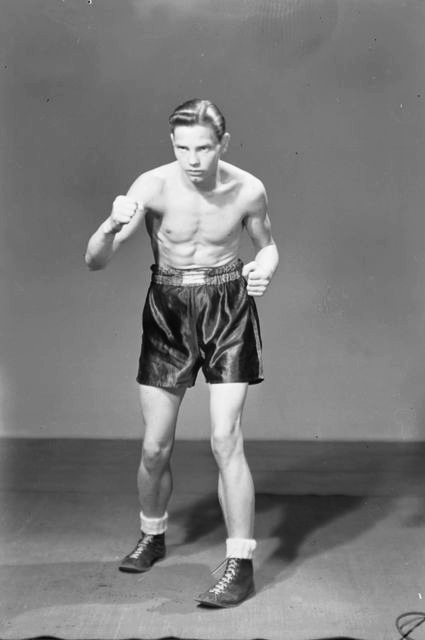 RT @BoxingHistory: Elis Ask, 1950s European lightweight champion from Helsinki, Finland. https://t.co/wy44ku7K37