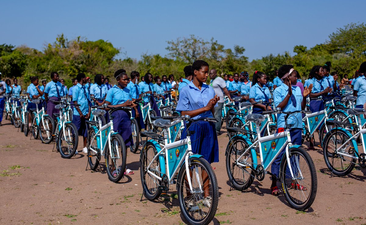 Mozambikes's tweet photo. In the district of Caia, the 164 students at the Sena Secondary School no longer have anything to worry about, as they will now have more time to learn, improve their grades, help their families, and have fun with each other.
#Mozambikes #SEJE #EuSouCapaz https://t.co/ZWxiXgZRsX