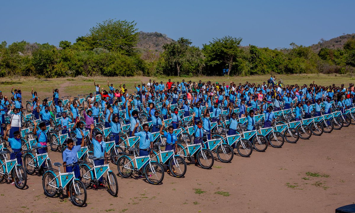 Mozambikes's tweet photo. In the district of Caia, the 164 students at the Sena Secondary School no longer have anything to worry about, as they will now have more time to learn, improve their grades, help their families, and have fun with each other.
#Mozambikes #SEJE #EuSouCapaz https://t.co/ZWxiXgZRsX
