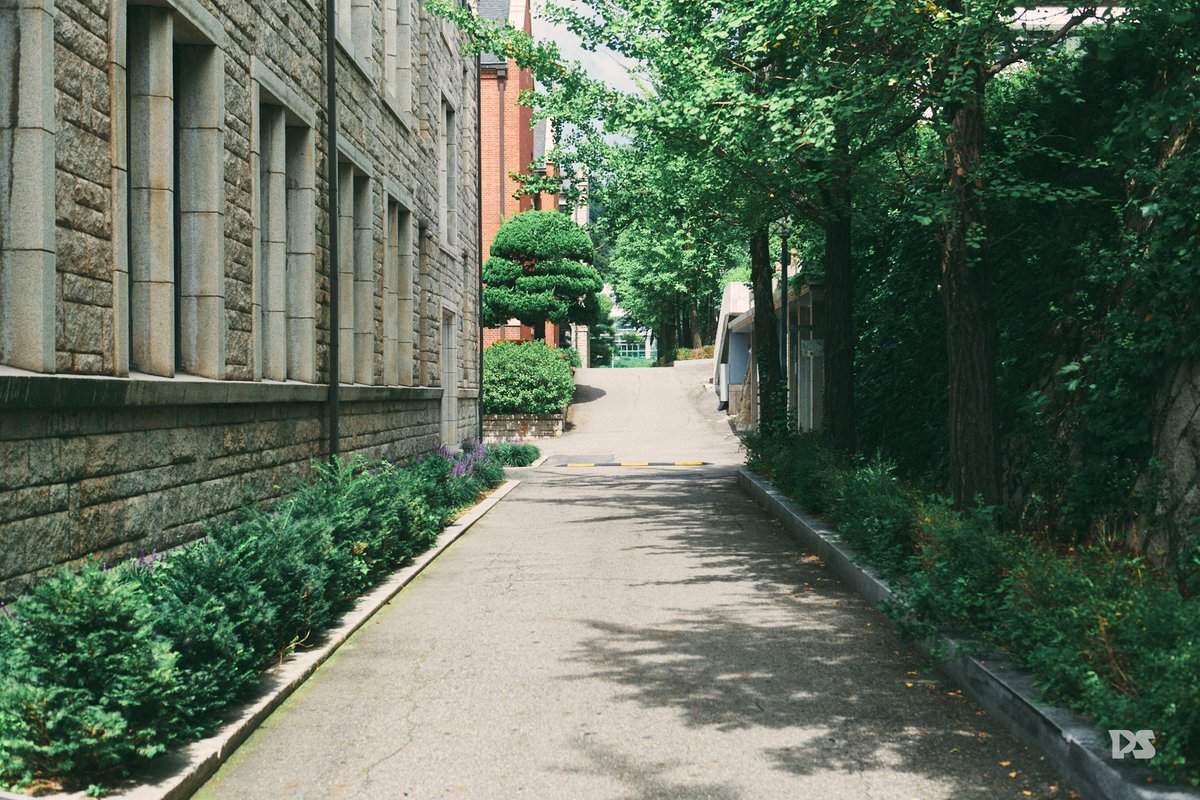 (후문으로 이동한다.)

(Moving to the back door.)