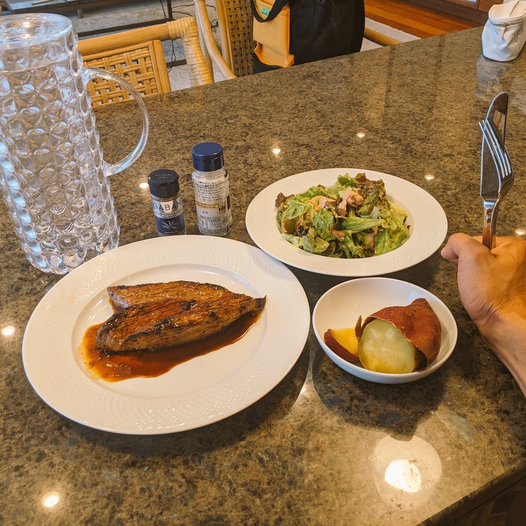 おつ🖐嫁にランチをフラれ自炊…😔 牛モモステーキとツナサラダ、焼き芋で計650kcal/P55g、昼食ノルマこなしてサウナへGO！この後お迎え行って欧州トレード！😃👍腹一杯眠いけど頑張る！ https://t.co/UQnfCp3wrk