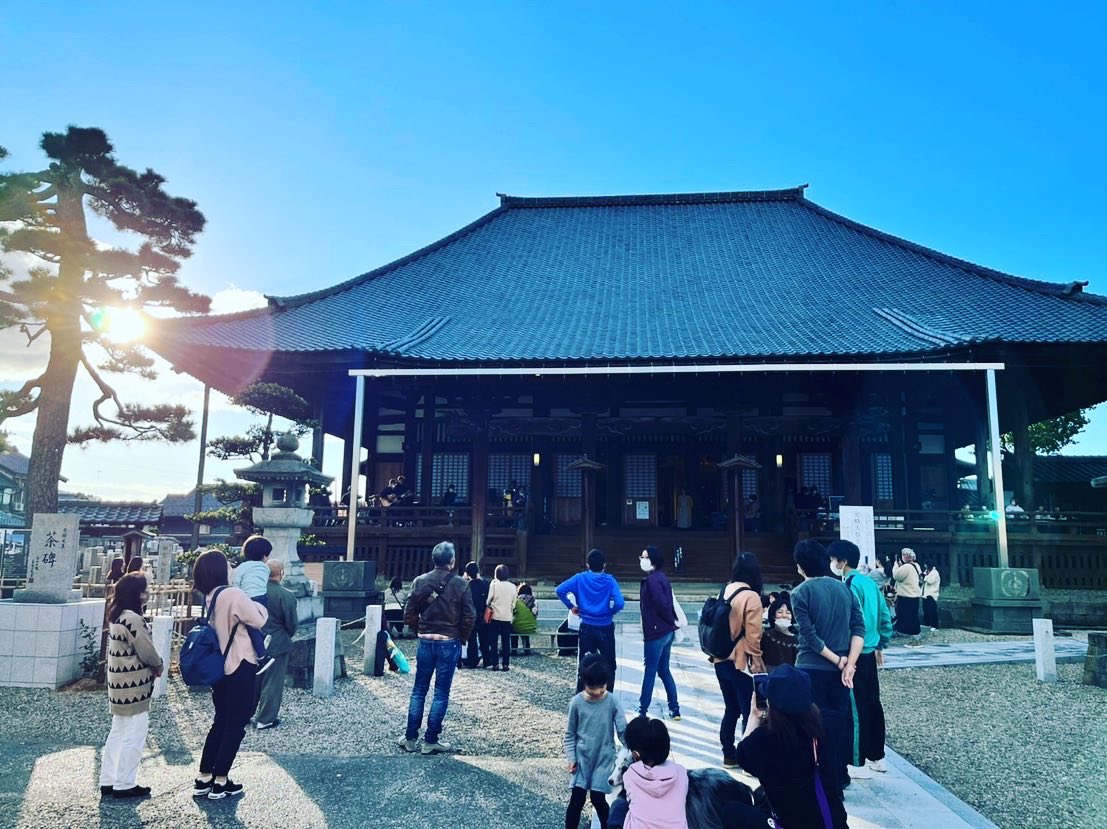 midouyouganji's tweet photo. 「光格天皇とお茶」御堂境内ライブが開催されました
11月6日(日)11時・15時30分よりBB-buttercup+buckwheaterにより、
御堂境内ライブが開催し、多くの方々が来られました
#陽願寺 #御堂陽願寺 #福井県 #越前市 #祇園辻利 #ライブ #BB #お茶 #バンド #境内 #コンサート #matcha #ujimatcha https://t.co/irupIudGaQ