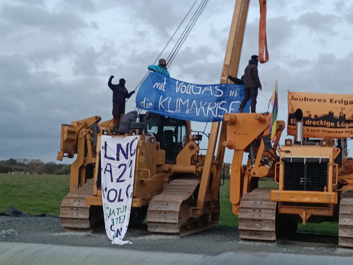 GheorghiuAndy's tweet photo. BREAKING: #climate activists are blocking construction site for connecting pipeline of #frackedgas #LNG import terminal at Brunsbüttel (GER)! #NoRoomForGas #NoLNG @hiattus @labucketbrigade @ChispaTexas @MishFetting @ssteingraber1 @joshfoxfilm @ende_gelande @nolngexports @nolng https://t.co/0Iw2fF55SZ