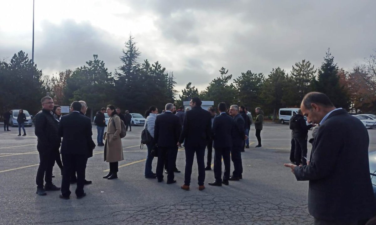 egitimsen's tweet photo. Merkez Yürütme Kurulu üyelerimiz, ��ğretmenlik Meslek Kanunu’nun görüşüleceği Anayasa Mahkemesi önünde... Anayasa Mahkemesi’ni öğretmenlerin sesini duymaya ve ÖMK'yi iptal etmeye çağırıyoruz! 
#mesleknöbetindeyiz https://t.co/ywXga38i7t